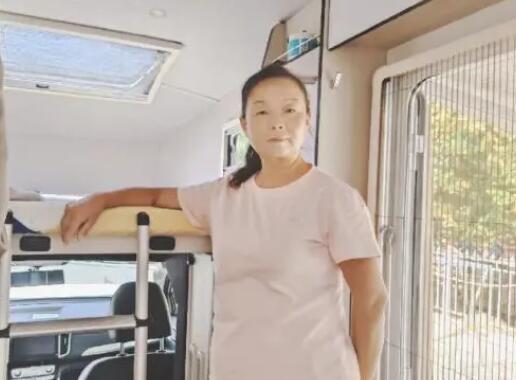 58歲“自駕阿姨”霸氣回應(yīng)質(zhì)疑 為什么引爭議？